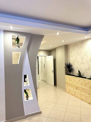 Apartment, 2 Bedrooms, Smoking, Balcony | Pintu masuk hartanah