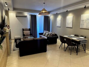 Apartment, 2 Bedrooms, Smoking, Balcony | Ruang tamu