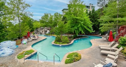 Golf Course View Spacious Condo For Your Family's Pigeon Forge Retreat!