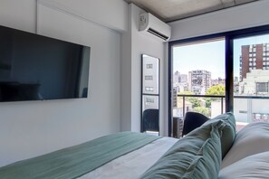 1 bedroom, in-room safe, desk, iron/ironing board - Luxurious 1 Bedroom with Huge private Balcony - 1 GB Wifi and 4 Seasons Mattress (BRL)