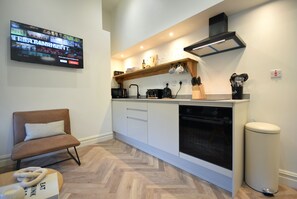 Kjøleskap, mikrobølgeovn, ovn og kokeplater