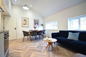 TV, offices - CITYeSCAPE - 2BR, 2 bath, living/dining Rm. NQ (Greater Manchester)