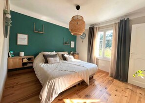 3 bedrooms, in-room safe, desk, travel crib