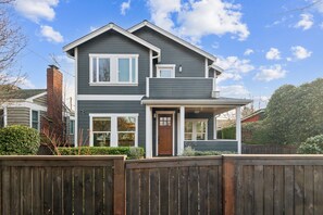 House, 3 Bedrooms | Exterior - Spacious Family Retreat Media Room & Patio 3 Bedroom Home (Seattle)