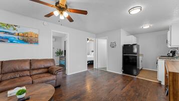 Condo, 2 phòng ngủ | Khu phòng khách