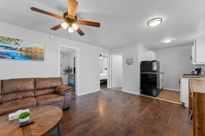 Appart'hôtel, 2 chambres | Coin séjour