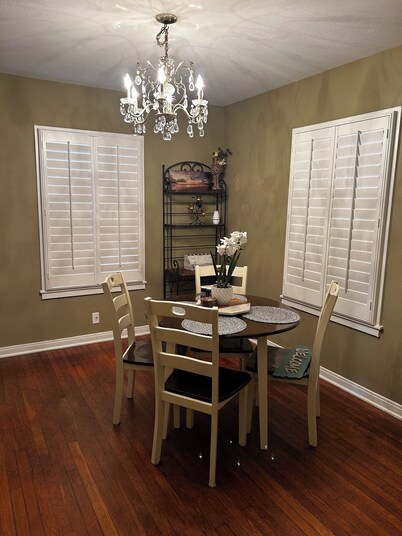 Charming 2-bedroom house in welcoming quiet Hondo w HEAT AC, WiFi, cable