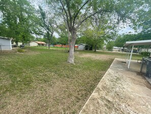 Property grounds - Charming 2-bedroom house in welcoming quiet Hondo w HEAT AC, WiFi, cable (Hondo)