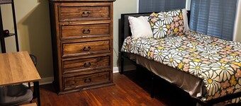 Charming 2-bedroom house in welcoming quiet Hondo w HEAT AC, WiFi, cable