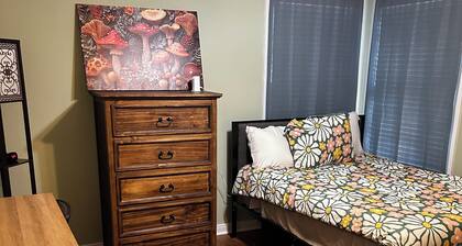 Charming 2-bedroom house in welcoming Hondo with AC, WiFi
