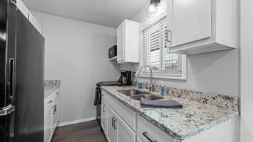 公寓客房, 2 間臥室 | 私人廚房 | 電冰箱、咖啡機/沖茶器