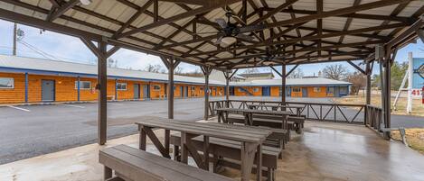 Condo, 2 habitaciones | Restaurante al aire libre