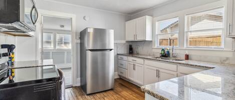 Bungalow, 2 Bedrooms | Private kitchen | Fridge, oven, coffee/tea maker, electric kettle