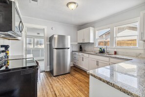 Bungalow, 2 chambres | Cuisine privée | Réfrigérateur, un four, cafetiÚre-théiÚre, bouilloire électrique