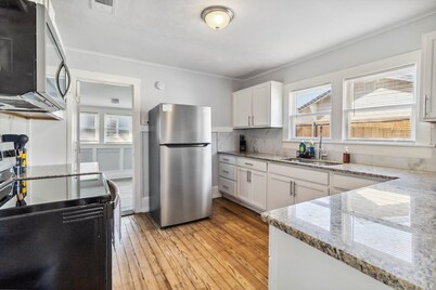 Charming Bungalow In Mckinney Walk To Downtown 2 Bedroom Bungalow