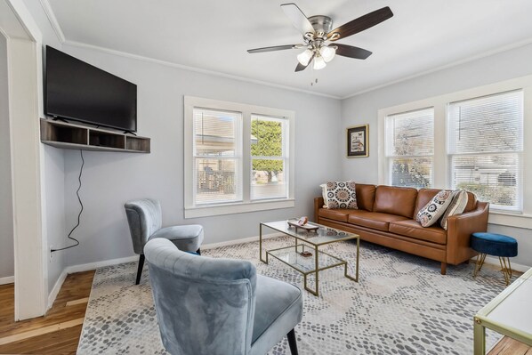 Bungalow, 2 Bedrooms | Living area