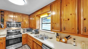 House, 3 Bedrooms | Private kitchen | Fridge, oven, coffee/tea maker, toaster