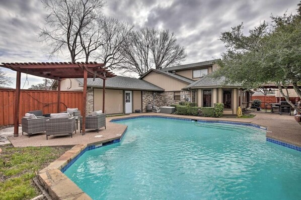House, 5 Bedrooms | Pool