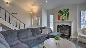 House, 5 Bedrooms | Living area