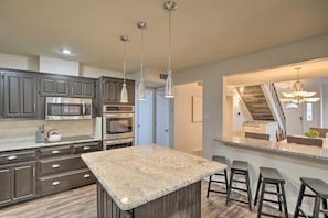 House, 5 Bedrooms | Private kitchen | Fridge, oven, coffee/tea maker, toaster - Texas - Tulane 2007 5 Bedroom Home (Richardson)