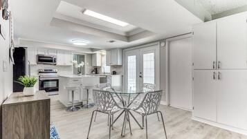 House, 5 Bedrooms | Dining