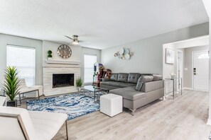 House, 5 Bedrooms | Living area