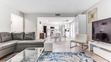 House, 5 Bedrooms | Living area