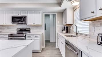 House, 5 Bedrooms | Private kitchen | Fridge, oven, coffee/tea maker, toaster