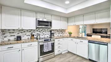 House, 4 Bedrooms | Private kitchen | Fridge, oven, coffee/tea maker, toaster