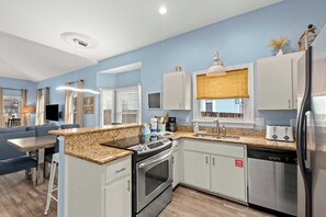 Réfrigérateur, four à micro-ondes, un four, surface de cuisson