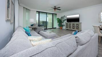 Condo, 3 Bedrooms | Living area