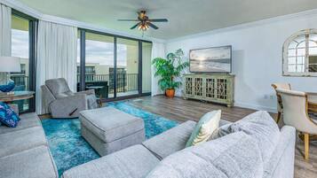 Condo, 3 Bedrooms | Living area