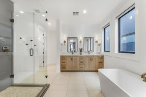 House, Multiple Bedrooms | Bathroom | Shampoo - Sunny Days 7 Bedroom Home (St. George)