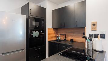 Een koelkast, een microgolfoven, een oven, een kookplaat