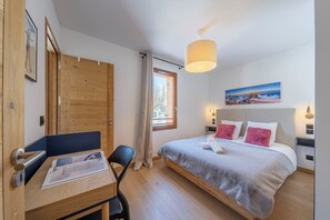 3 soverom, skrivebord, strykejern/-brett og reiseseng for barn