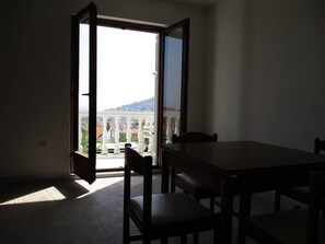 Appartement, 1 chambre, fumeur, balcon | Salle à manger
