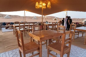 Dinner served - Twilight dunes By Miracle Oman (Bidiya)