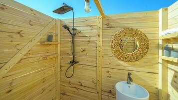 Deluxe Tent | Bathroom | Shower, free toiletries, towels, soap