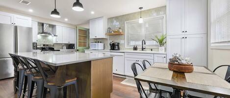 ثلاجة، ميكروويف، فرن، موقد طهي مسطح