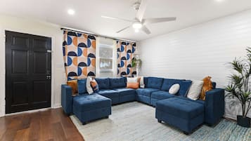 Una televisión, una oficina