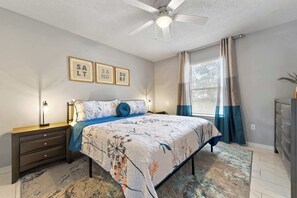 2 slaapkamers, een bureau, een strijkplank/strijkijzer, reisbedje