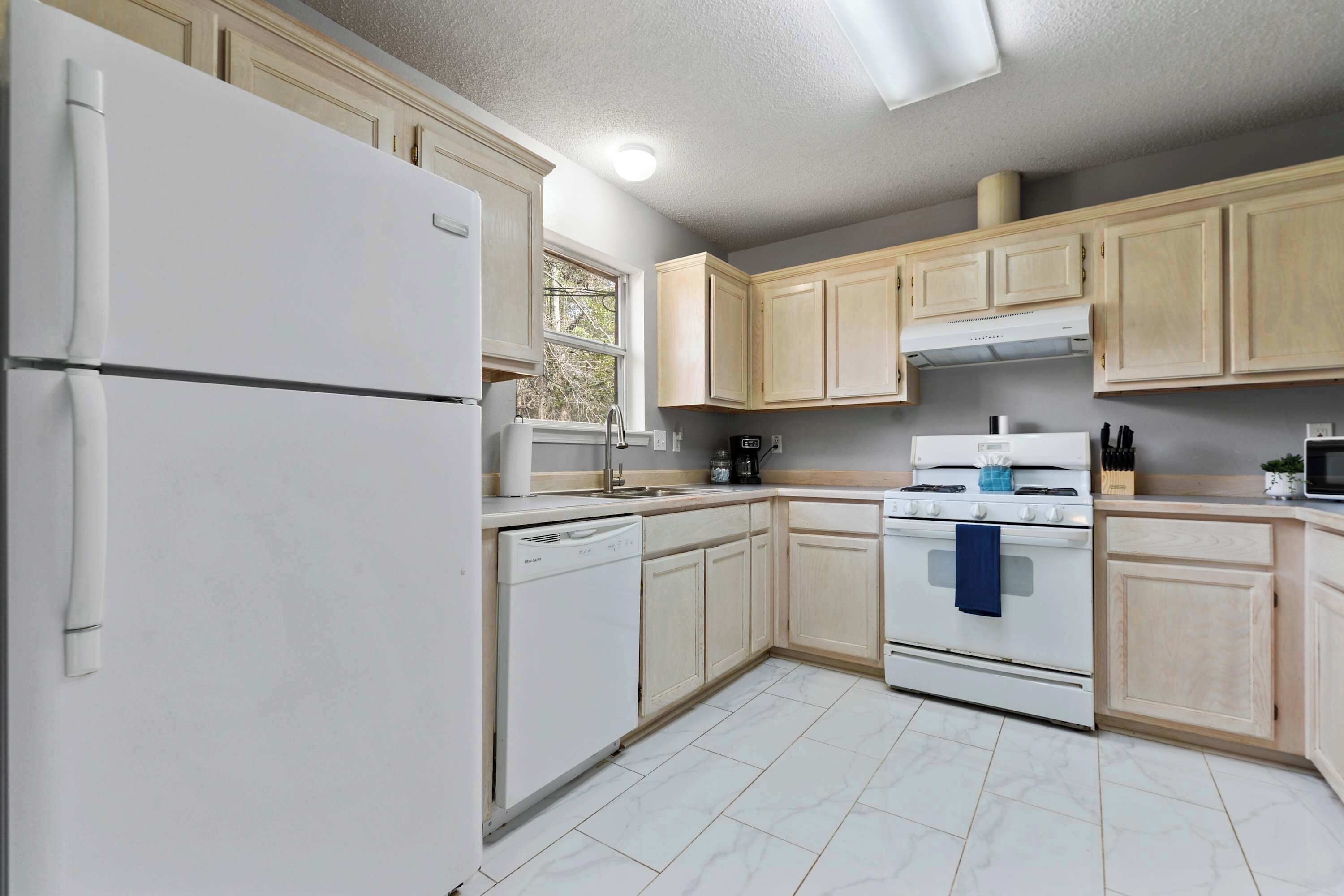 Coffee/tea maker, fridge, microwave, oven