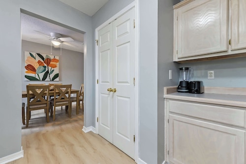 Sunset Getaway Spacious Retreat Near Beaches & Local Attractions!