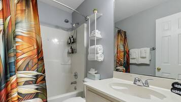 Douche, sèche-cheveux, serviettes fournies, shampoing