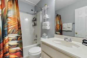 Ducha, secador de pelo, toallas y champú