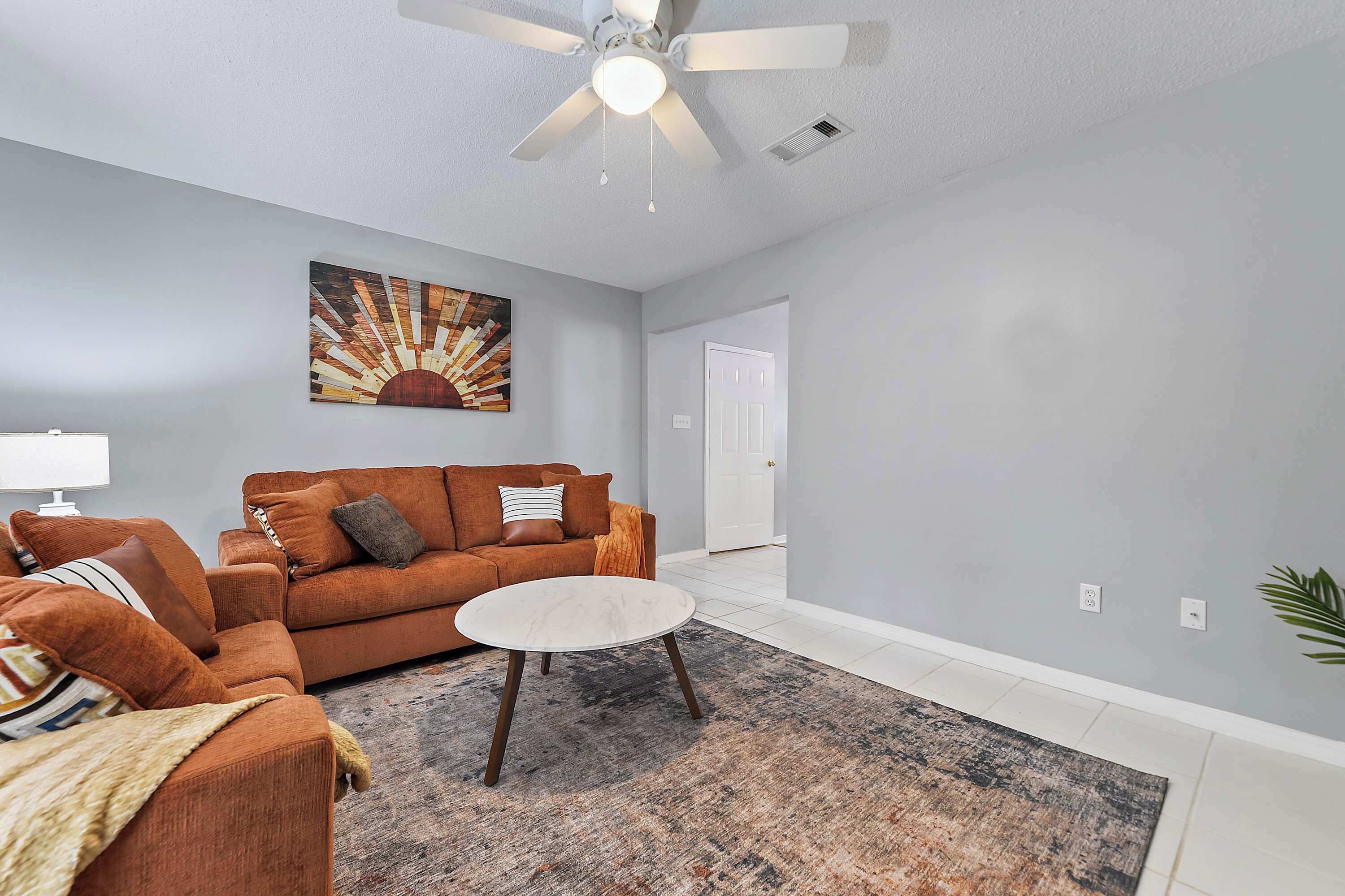 Televisio, takka, työhuone