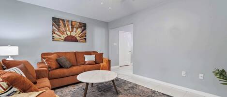 Tv, eldstad och kontor