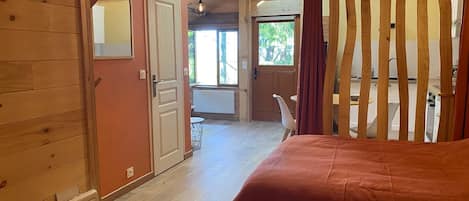 1 bedroom, bed sheets