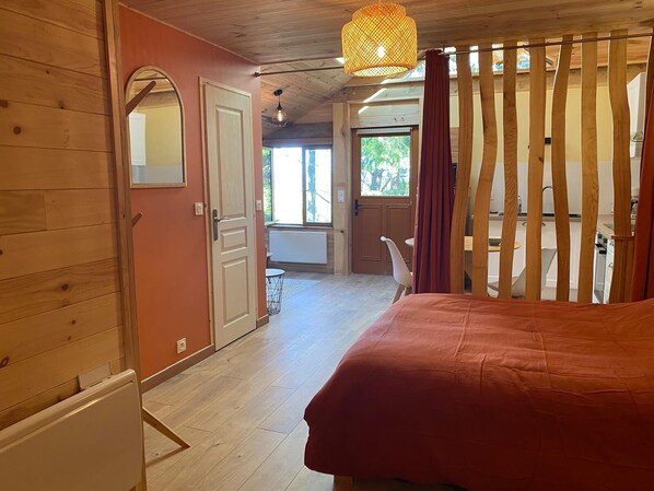 1 bedroom, bed sheets