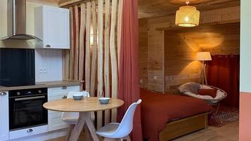 1 bedroom, bed sheets